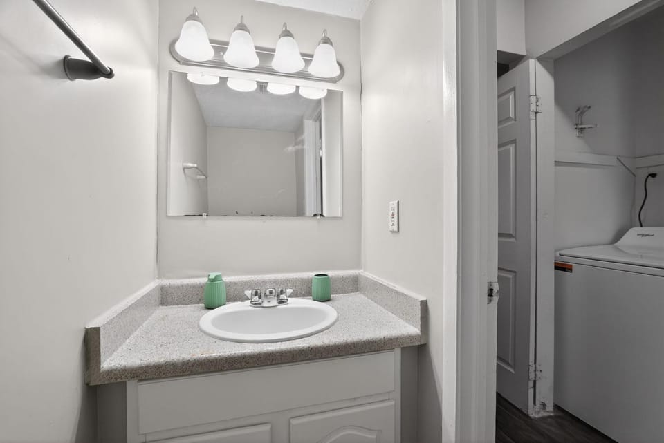 Comfortable 2BR space near shops and dining Apartment in Riverdale