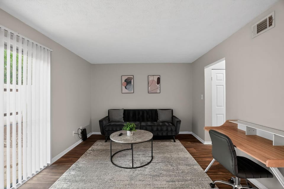 Comfortable 2BR space near shops and dining Apartment in Riverdale
