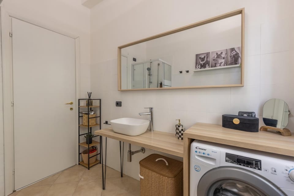 Bathroom, towels, washing machine