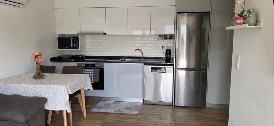Kitchen or kitchenette, Dining area, dishwasher, oven, stove, toaster, kitchen