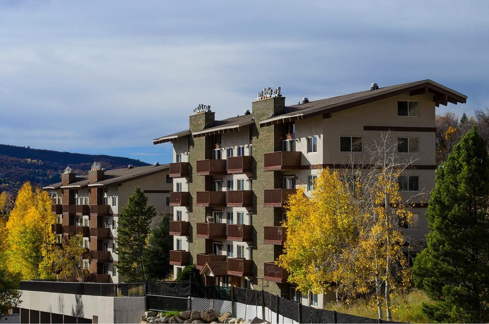 Property building, Day, Balcony/Terrace, Autumn, Mountain view