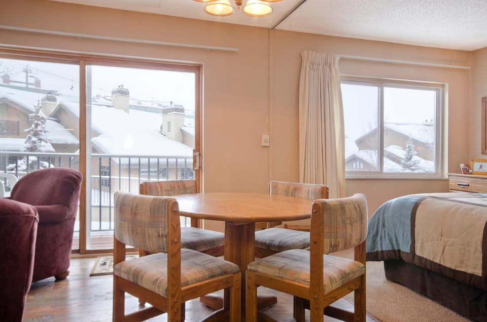 Bed, Winter, Balcony/Terrace, Dining area, Bedroom, furniture
