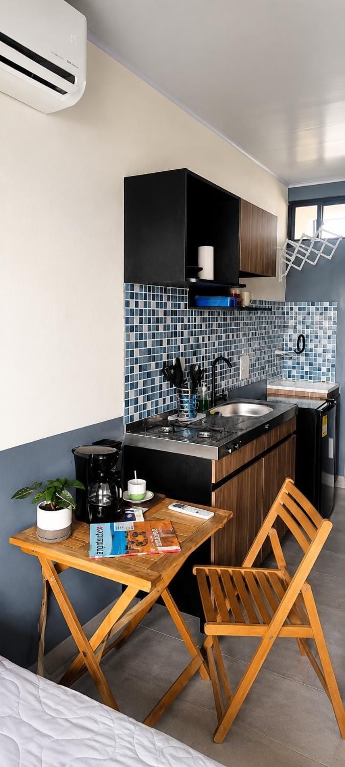 Coffee/tea facilities, Kitchen or kitchenette, Dining area, air conditioner