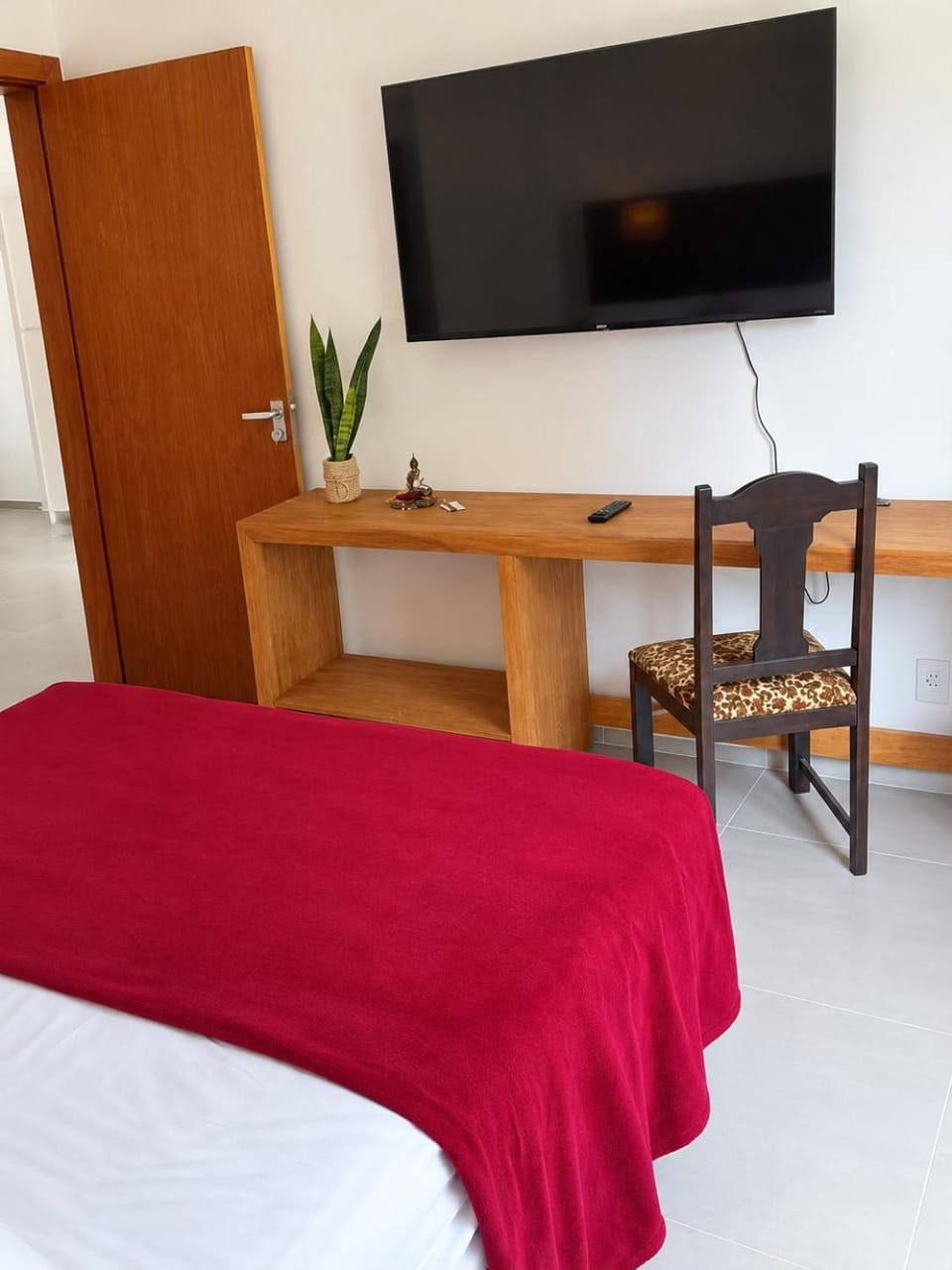 Bed, TV and multimedia, Bedroom