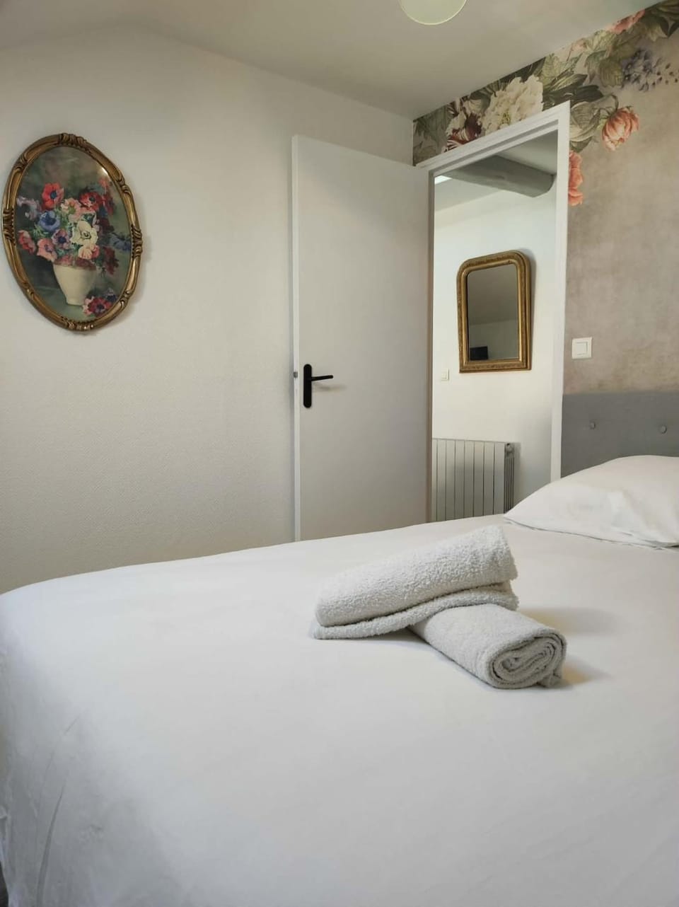 Bed, Night, Photo of the whole room, Bedroom