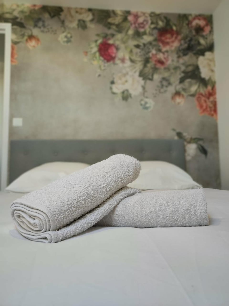 Bed, Photo of the whole room, Bedroom, towels, towels