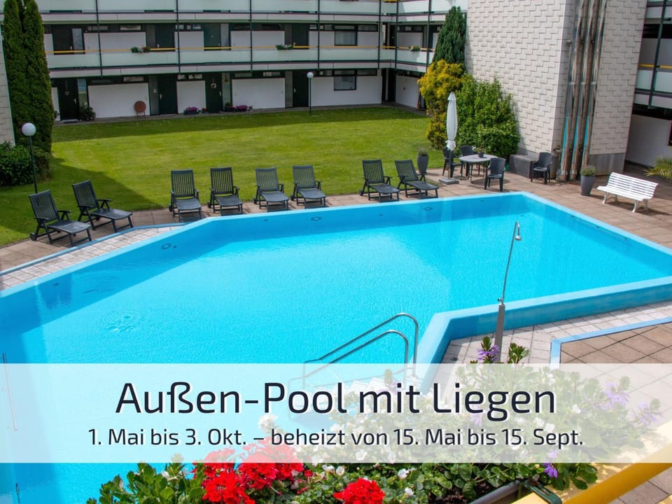 Property building, Patio, Activities, Pool view, Swimming pool, sunbed