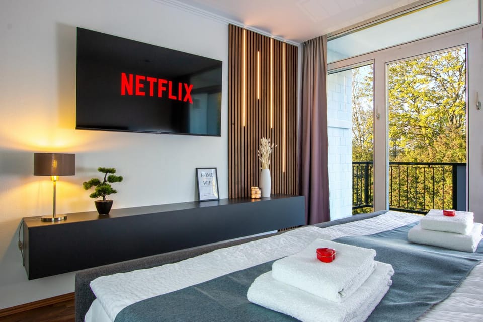 Bed, TV and multimedia, View (from property/room), Living room, Bedroom, furniture