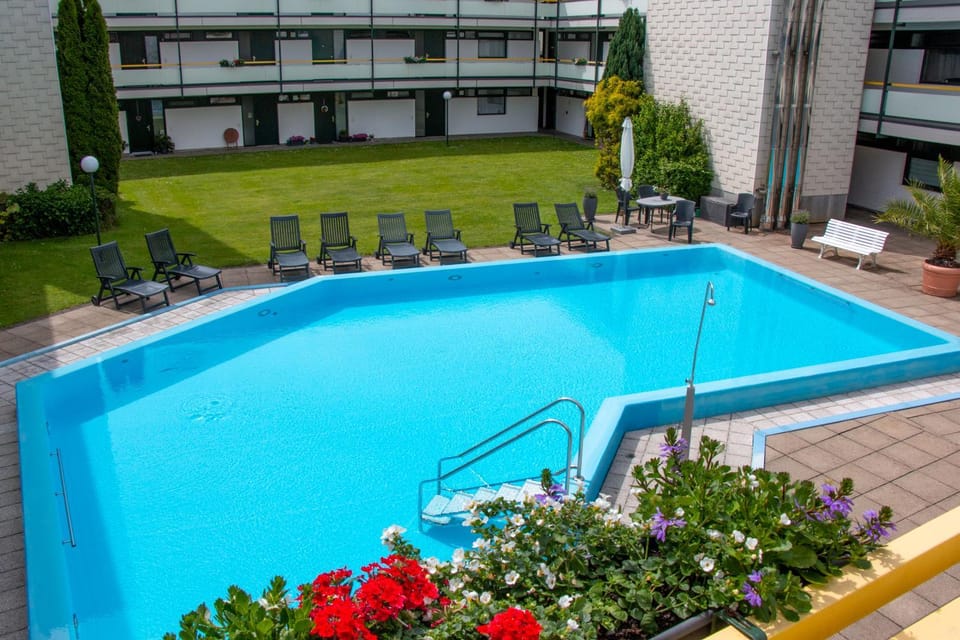 Property building, Patio, Swimming pool, sunbed