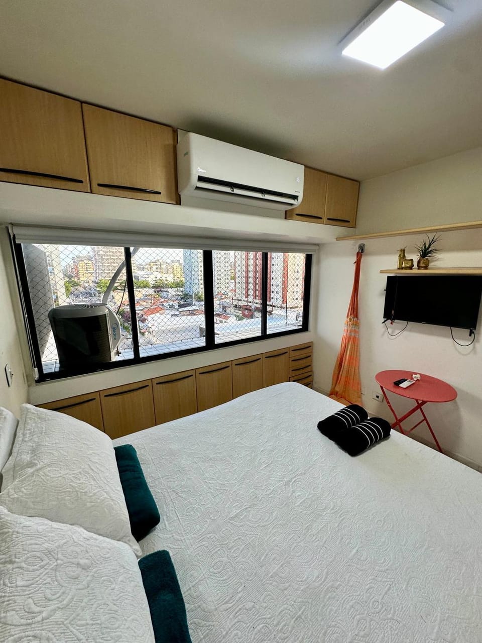Bed, TV and multimedia, Photo of the whole room, Bedroom, air conditioner