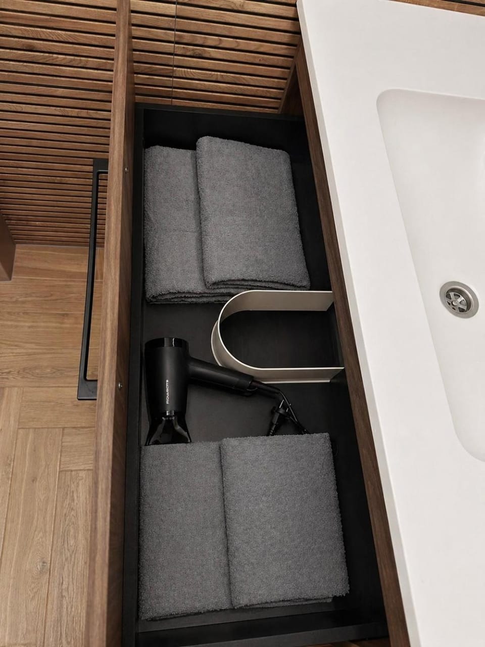 hair dryier, storage, towels