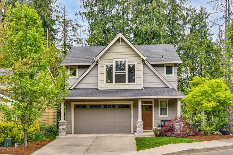 Walk to Park & Creekside Trails! Modern Sandy Home House in Clackamas County