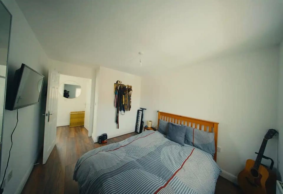 Walk to City Centre I Free Parking I Luxury Ensuite I Private New Estate Bed and Breakfast in Coventry