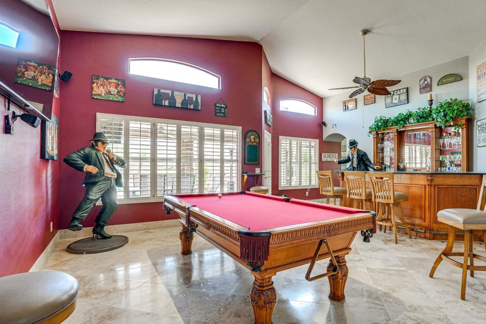 Game Room, Backyard Oasis! Glendale Group Getaway House in Glendale