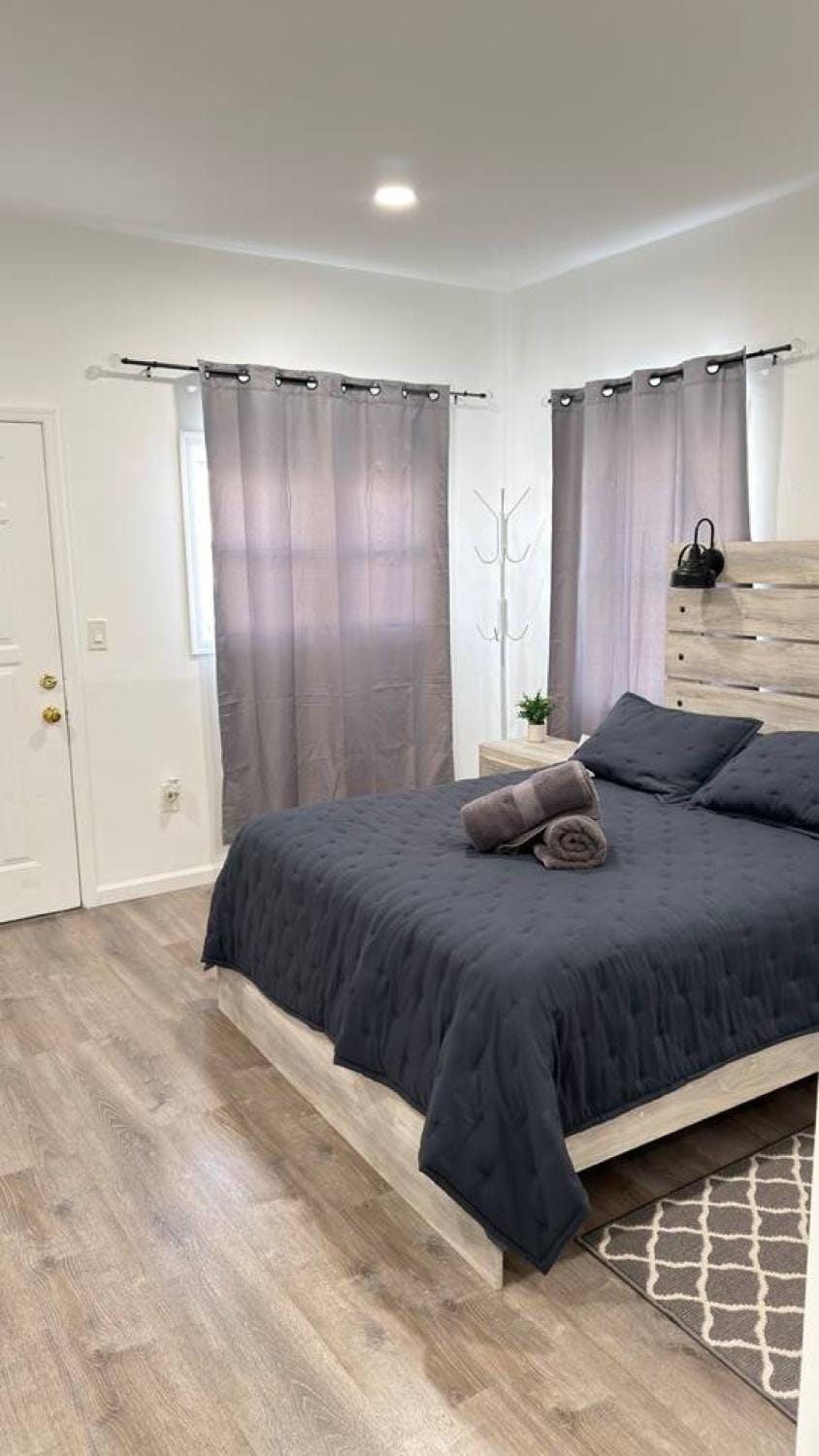 Bright and Spacious Room Near NYC Apartment in North Bergen