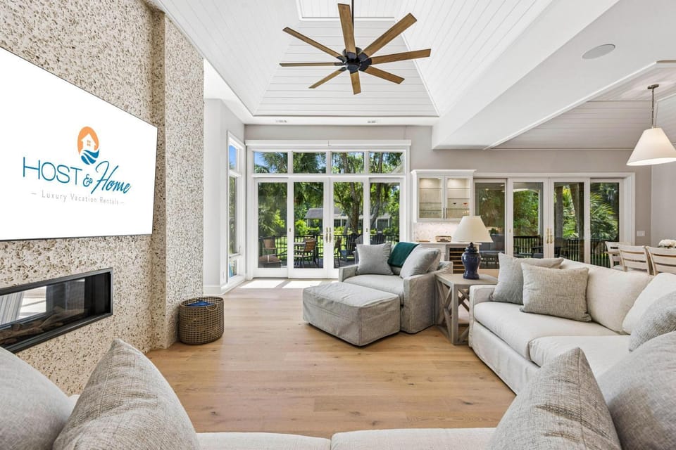 TV and multimedia, Living room, Seating area, Evening entertainment