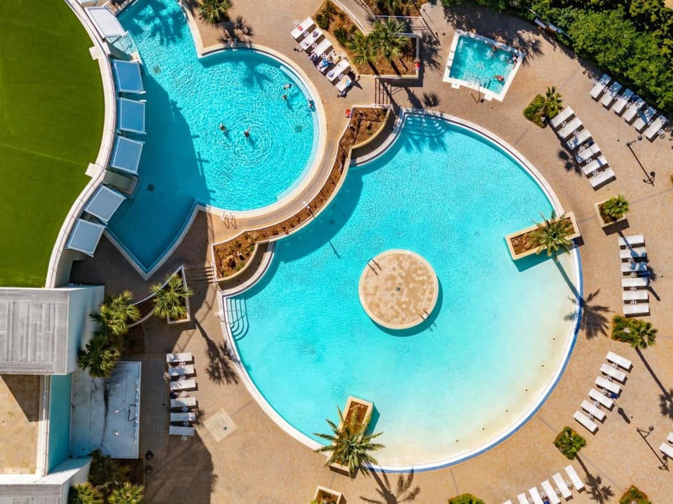 Hot Tub, Swimming pool