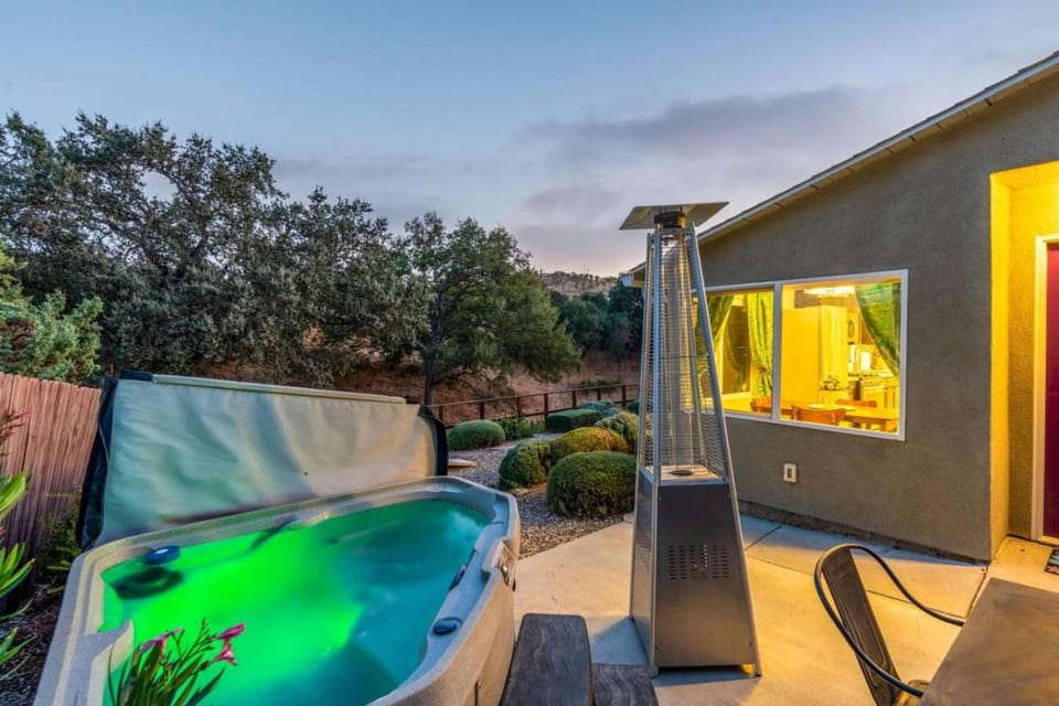 Couples Retreat with Hot Tub Close to Downtown House in Paso Robles