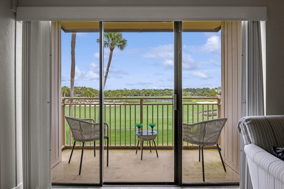 Patio, Day, Balcony/Terrace, Living room