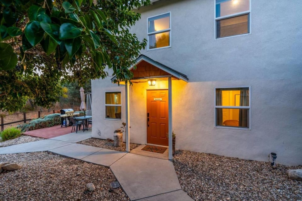 2Bed 2 Bath Cottage onMicro Resort near Downtown House in Paso Robles