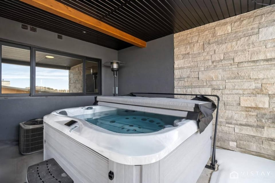 Luxury Ski In and Ski Out Condo with Private Hot Tub and Sauna House in Brian Head