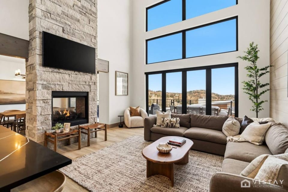 Luxury Ski In and Ski Out Condo with Private Hot Tub and Sauna House in Brian Head