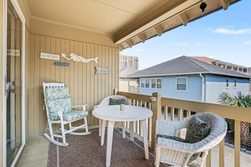 Nostalgic Beach Cottage. Unplug near beach with pools House in South Carolina