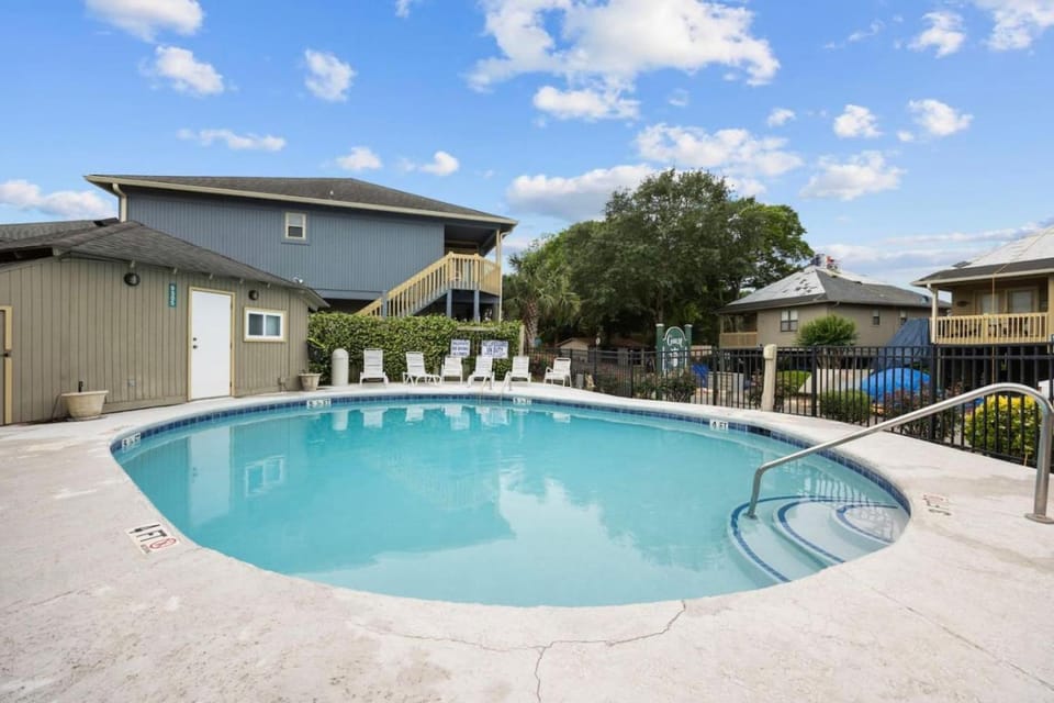 Nostalgic Beach Cottage. Unplug near beach with pools House in South Carolina