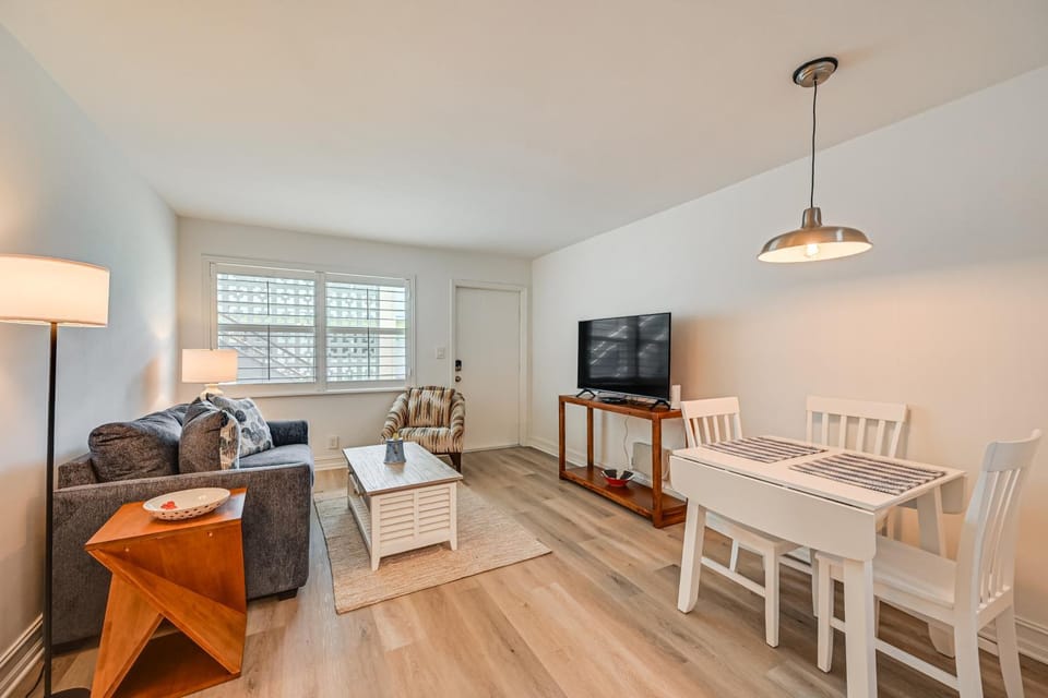 Poolside Fun, Ocean Strolls! Naples Beach Getaway House in Naples