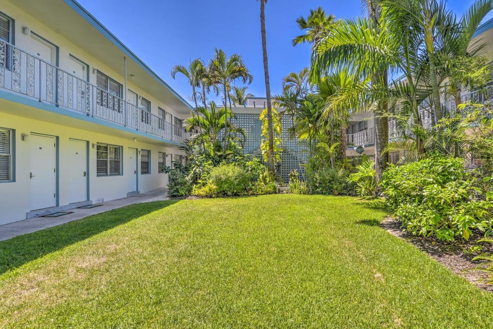 Poolside Fun, Ocean Strolls! Naples Beach Getaway House in Naples