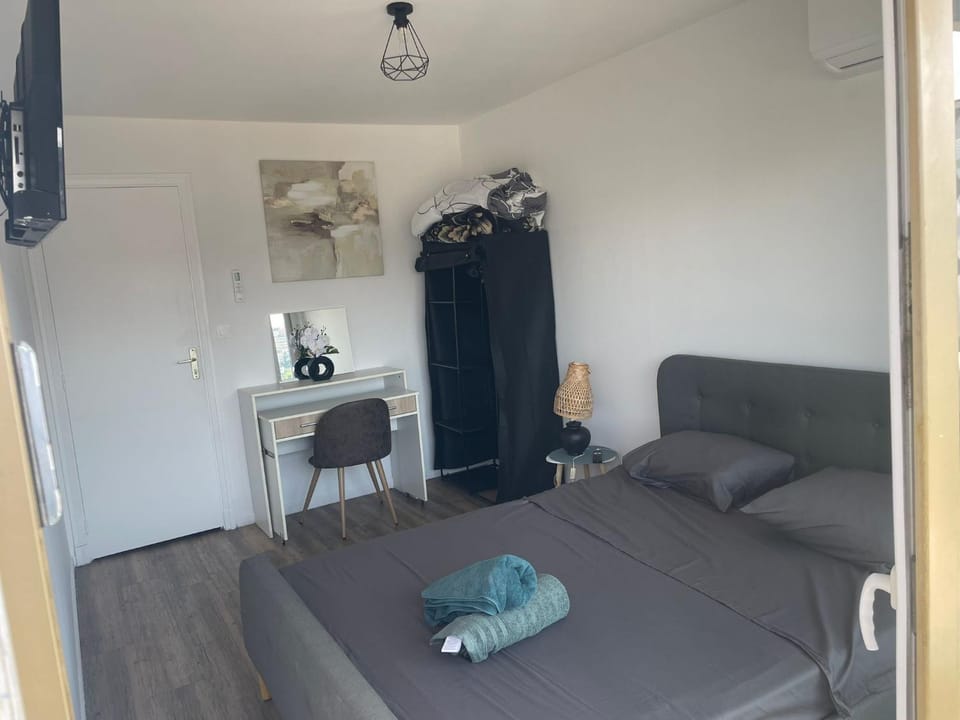 Room with Private Bathroom & WC , Balcony & Air Conditioning - Nice Centre, 5 min from Sea & Promenade Vacation rental in Nice