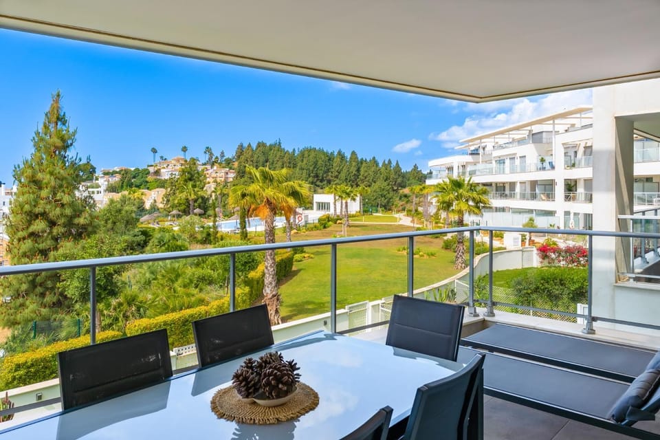 Luxury 3BR Apartment with spa pool Apartment in Costa del Sol