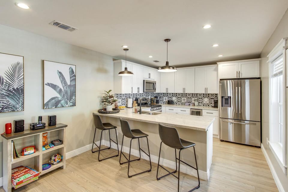 Walk to Beach, Dining & Aquarium: Gulfport Home! House in Gulfport