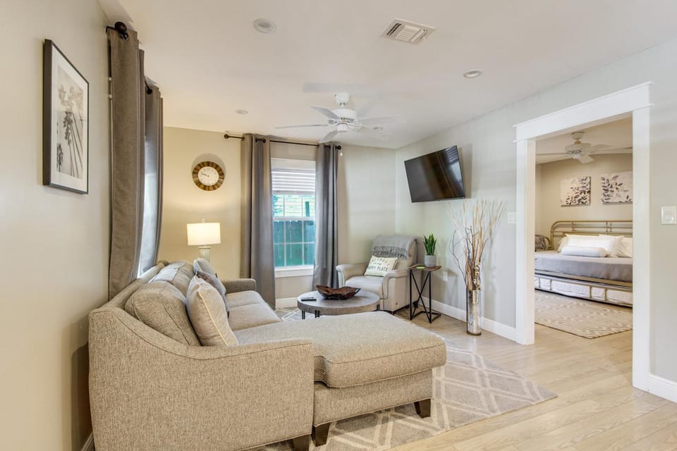 Walk to Beach, Dining & Aquarium: Gulfport Home! House in Gulfport