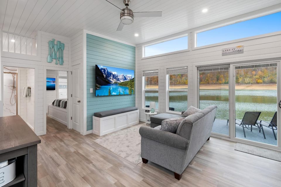 Lake-It-Easy Floating House on Lake Cumberland House in Lake Cumberland