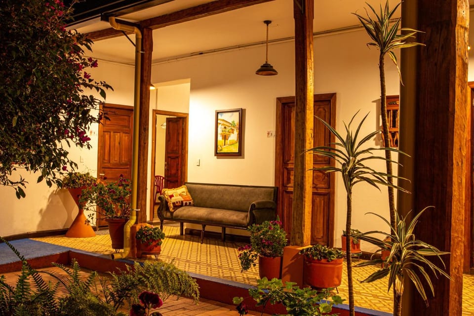 Hostal Kolibrí guasca, Hermosa Casa Colonial en el centro de Guasca Bed and Breakfast in Cundinamarca, Colombia