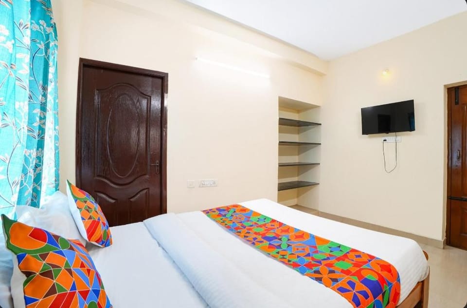 Bed, TV and multimedia, Photo of the whole room, Bedroom