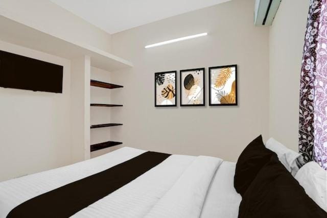 Bed, TV and multimedia, Photo of the whole room, Bedroom
