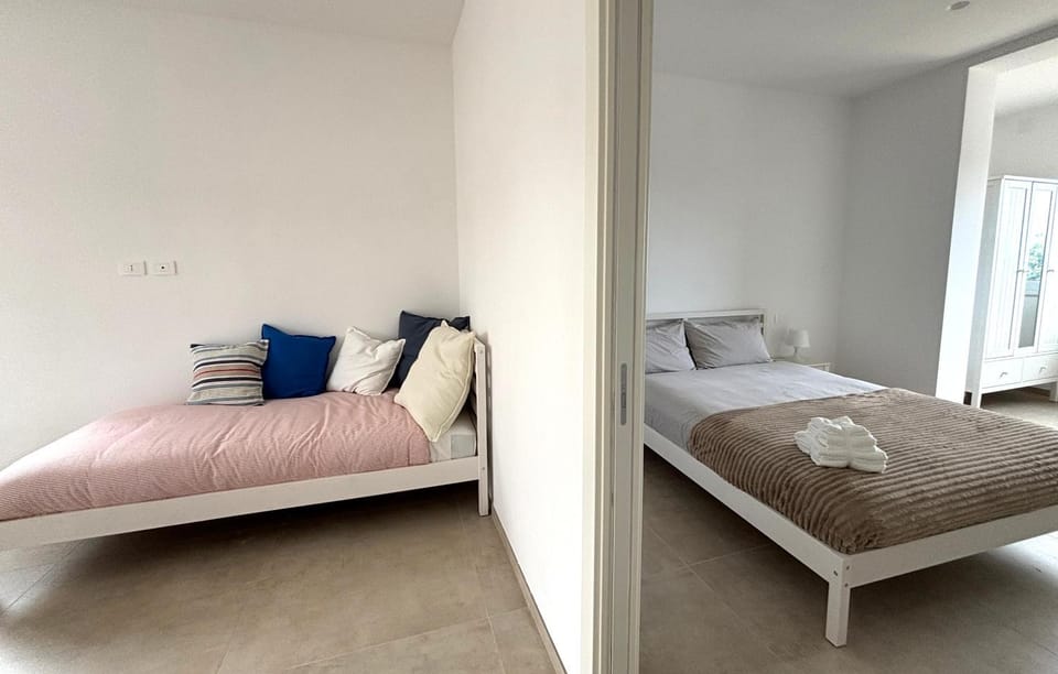 Bed, towels