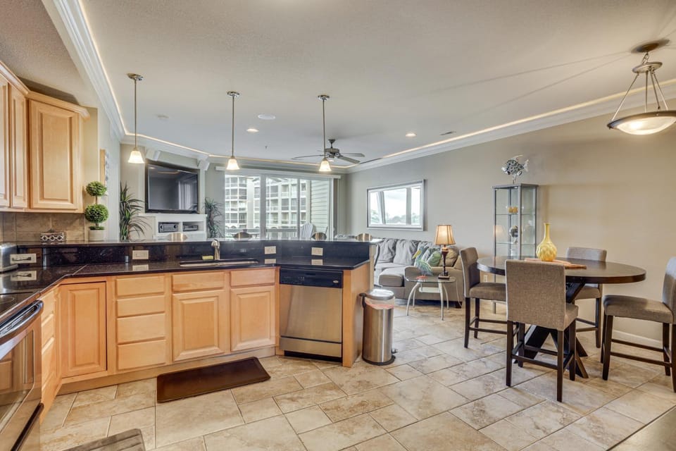 Balcony & Lake Views! Osage Beach Retreat House in Osage Beach