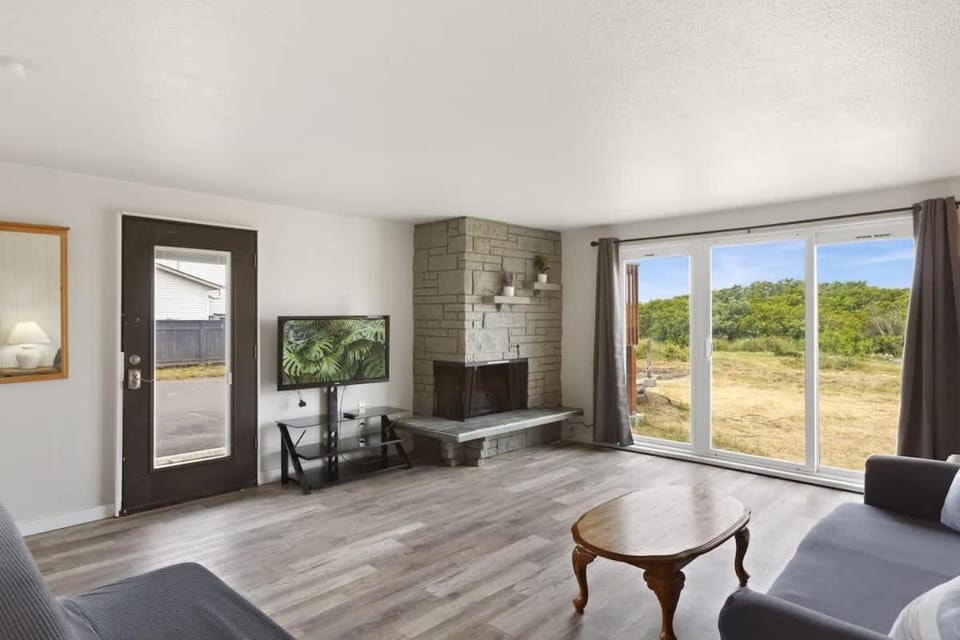 Prime Ocean Views Walk to Beach & Town House in Ocean Shores
