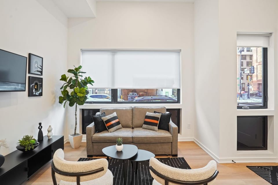 Huxley 3 Downtown DC Gem Minutes to Convention Center and best restaurants in DC Apartment in District of Columbia