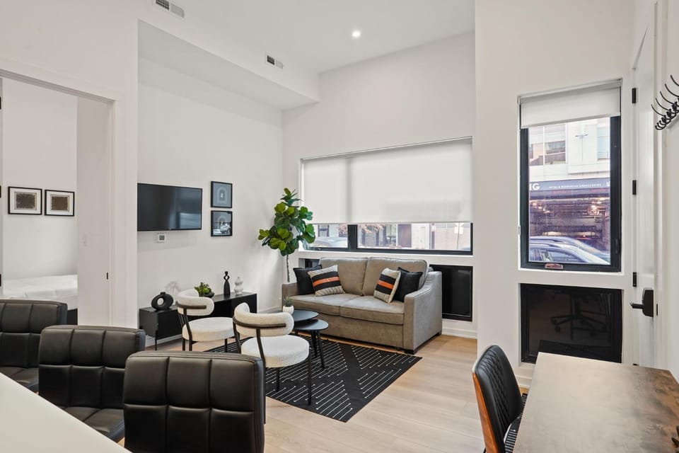 Huxley 3 Downtown DC Gem Minutes to Convention Center and best restaurants in DC Apartment in District of Columbia