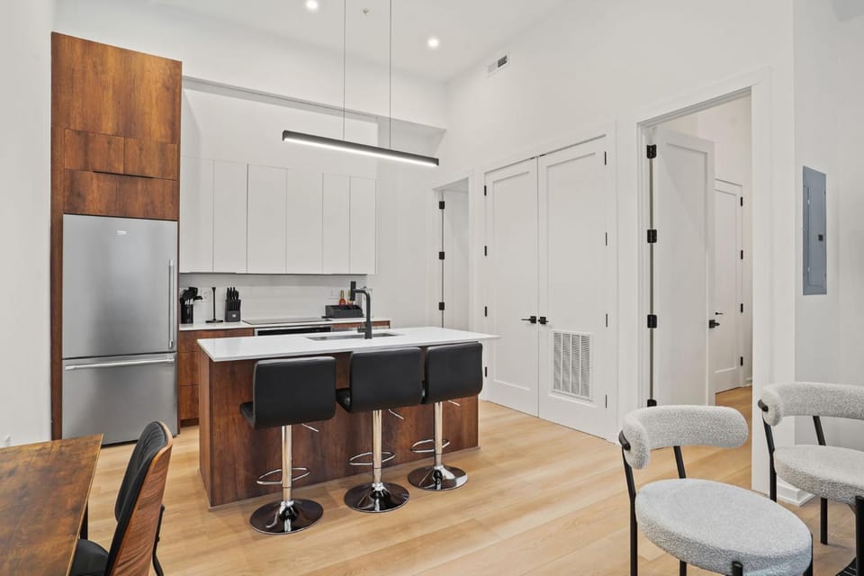 Huxley 3 Downtown DC Gem Minutes to Convention Center and best restaurants in DC Apartment in District of Columbia