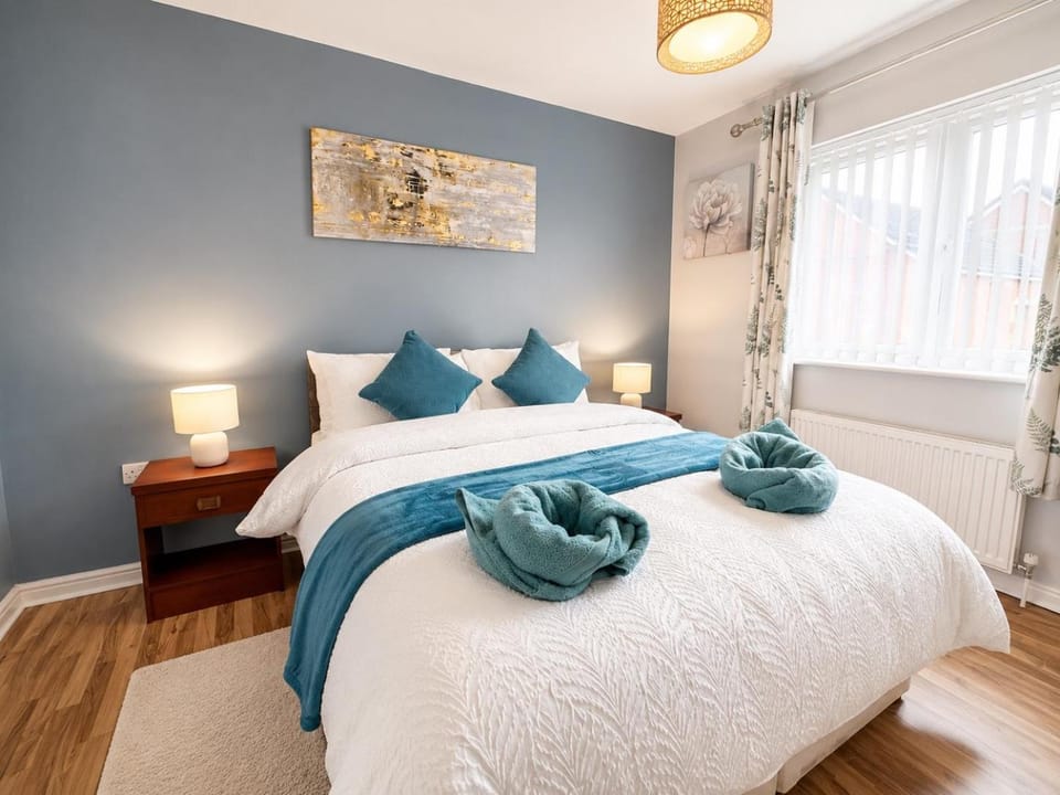 Bed, Photo of the whole room, Bedroom, towels