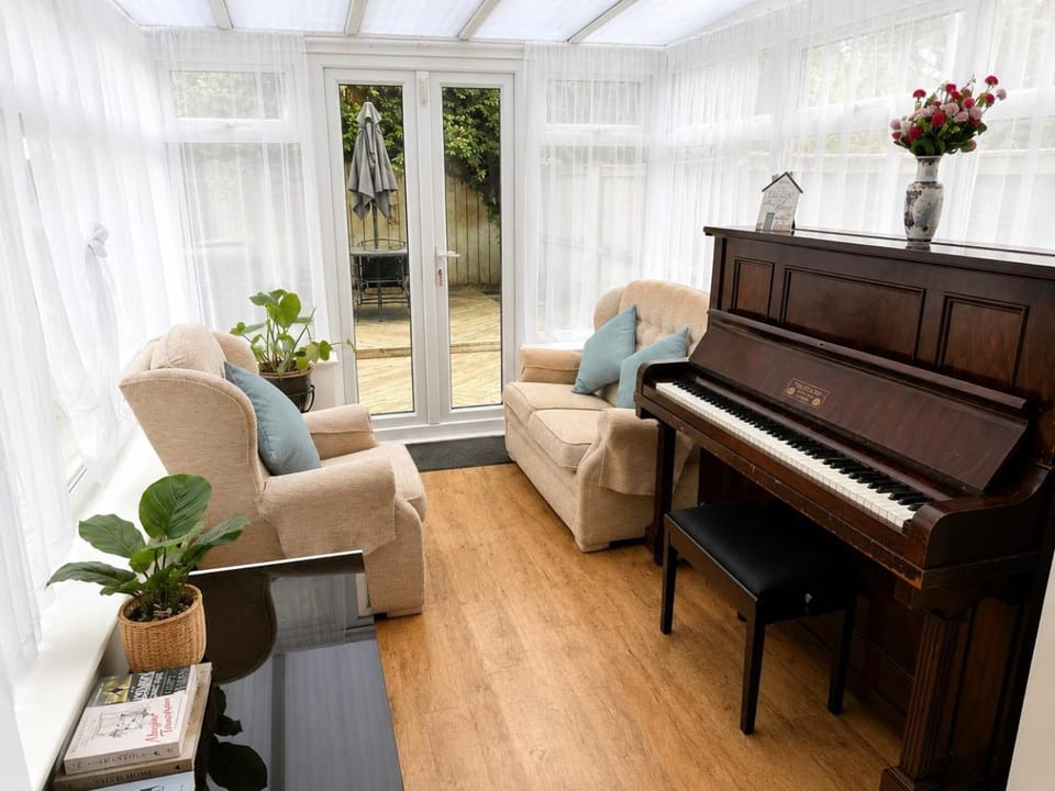 View (from property/room), Living room, Garden view