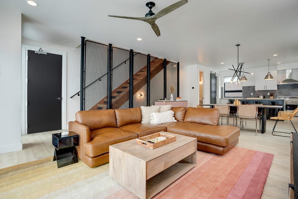 Day, TV and multimedia, Kitchen or kitchenette, Living room, Seating area, Dining area, furniture