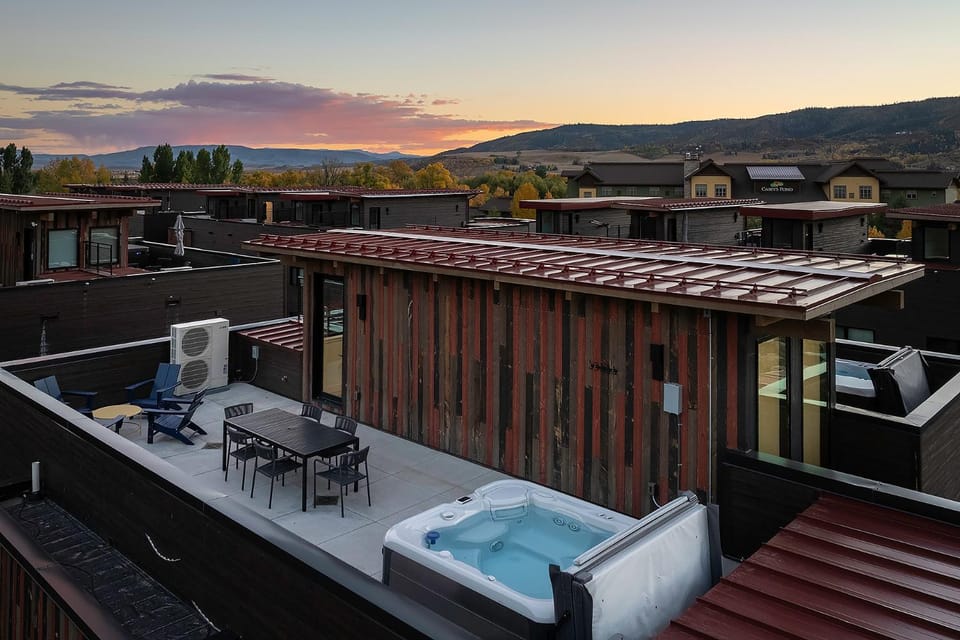 Property building, Day, Property logo or sign, Natural landscape, Hot Tub, Balcony/Terrace, Seating area, Mountain view, Sunset, air conditioner