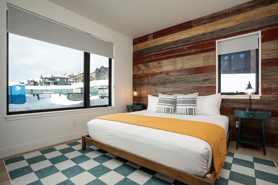 Bed, Winter, View (from property/room), Bedroom, Mountain view, furniture