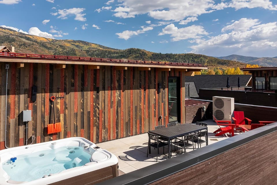 Patio, Day, Natural landscape, Hot Tub, Balcony/Terrace, Seating area, Autumn, Mountain view